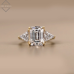 Bague de fiançailles en or jaune avec trois diamants taille émeraude et pierres latérales taille triligne, bijoux de luxe pour mariée, fournisseur - Product Image 1