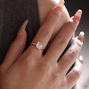 Bague de fiançailles solitaire en or jaune 14 carats avec diamant de laboratoire taille radiant de 1,5 ct, sertie clos, pour femme, certifiée IGI - Product Image 2