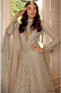 Anarkali longue style indien et pakistanais avec broderies papillon et miroirs, et dupatta à bordure en dentelle en rayonne - Product Image 2