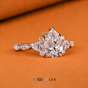 Bague de fiançailles vintage en diamant poire avec diamant d'accentuation latérale, bague de mariage en diamant de laboratoire pour lui, sertissage à griffes - Product Image 2
