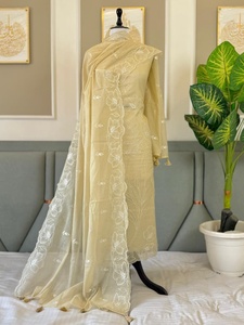 Conjunto de tres piezas de tela Banarasi con un tejido rico y elegante que incluye top, pantalón y dupatta para bodas, fiestas y eventos festivos. - Product Image 2
