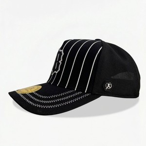 Casquette de camionneur légère conçue avec un dos en maille ventilée pour les événements sportifs et un style streetwear décontracté - Product Image 2