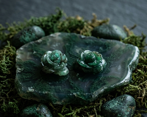 Élégante sculpture de rose en jade vert sculptée à la main – Pierre naturelle décorative pour la fabrication de bijoux, commande en gros - Product Image 4