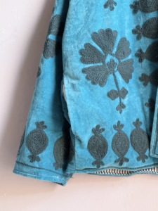 เสื้อแจ็คเก็ตกำมะหยี่สไตล์ซูซานีวินเทจ ปักลายสีฟ้าอมเขียว แบบสองด้าน สามารถใส่ได้สองด้าน - Product Image 2