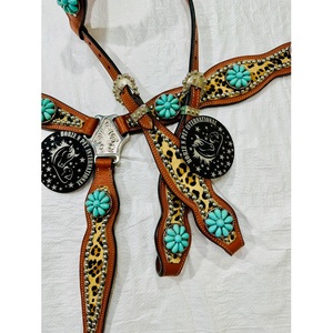 Conjunto de cabezada y pechera de cuero color canela estilo western para caballo, cómodo y duradero, con estampado de leopardo y conchos de pedrería turquesa - Product Image 5