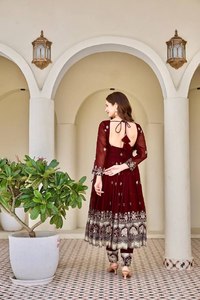 Conjunto Anarkali de Seda con Textura Rígida y Detalles Bordados, Estilo Bollywood, Largo hasta el Suelo, para Fiestas y Eventos Festivos - Product Image 5