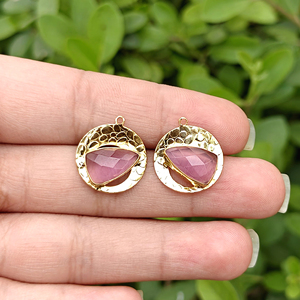 Pendientes con Gema Ojo de Gato Rosa Trillón, Bañados en Oro de 18k, con Marco de Latón Sólido Martillado, Piedra Geométrica Facetada para Creación de Joyas - Product Image 3