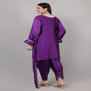 Conjunto de caftán diseñado para mujeres modernas, estilo top y pantalón dhoti, color morado, con cuentas y trabajo de lentejuelas. - Product Image 3