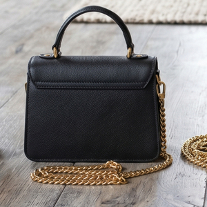 Sac à bandoulière mini en cuir élégant pour femme avec chaîne dorée et fermeture à rabat - Product Image 2
