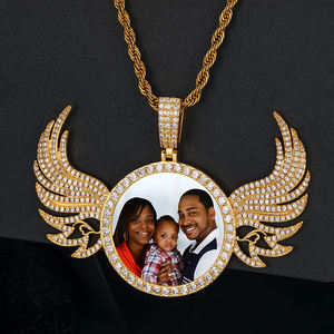 Collar con Colgante Personalizado de Alas de Ángel con Foto, Estilo Hip Hop, Chapado en Oro Rosa con Moissanita - Product Image 1