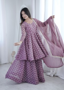 Conjunto de traje de tres piezas para mujer de Asia del Sur, con top de jacquard de seda de textura gruesa y elegante, pantalón palazzo acampanado y dupatta con borde de encaje, cosido, en stock. - Product Image 4