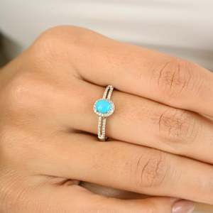 Anillo de banda dividida con halo de diamantes y turquesa de 14K - Claridad VVS1-VS2 certificada por IGI - Product Image 3