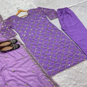 Conjunto de Pantalón y Top VASTRA COTTAGE en Faux Georgette con Bordado de Lentejuelas Hecho a Mano, Mangas de Encaje Moti y Forro Interior Micro - Product Image 2