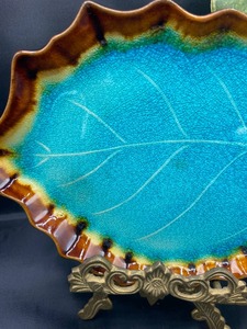 Assiette décorative en métal bleu, motif feuille artistique, élégante, pour une présentation moderne à la maison et sur la table. - Product Image 6