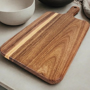 Elegante Tabla de Cortar de Madera, Gruesa y Duradera, Apta para Cuchillos, Acabado Liso, con Asa, Diseño Ligero, Ideal para Cortar y Servir - Product Image 3