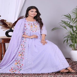 Elegante Conjunto de Kurta Anarkali de Algodón Lavanda con Bordado Intrincado y Dupatta para un Estilo Étnico con Gracia - Product Image 5