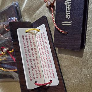Livrets dévotionnels reliés en bois, probablement contenant le Hanuman Chalisa ou divers Aartis, souvenirs spirituels, cadeaux de mariage - Product Image 1