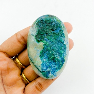 Chakralume Pierre de paume ovale naturelle Quantum Quattro sculptée à la main, en chrysocolle, cristal de guérison, énergie Reiki et méditation - Product Image 5