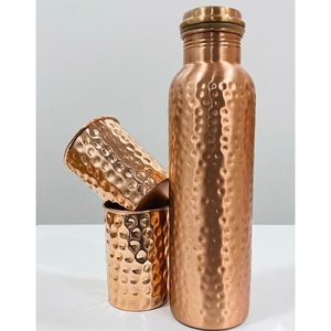 Ensemble de bouteille et de tasses en cuivre décorées de motifs floraux, emballage cadeau haut de gamme, présentation élégante en boîte avec une bouteille et deux tasses - Product Image 6