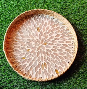 Plateau de service en nacre, dessous-de-plat rond à motif floral, plateau moderne en rotin et nacre à prix avantageux - Product Image 4