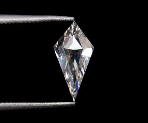 Diamante Cultivado en Laboratorio con Corte Único en Forma de Cometa, 2.60 Ct, Claridad VVS, VS, Color E,F, Perforado con Láser, Certificado por IGI, Diamante Blanco Personalizado Suelto - Product Image 1