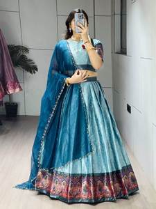 Lehenga Choli en soie pour femmes avec tissage Zari et bordure Kalamkari |   Ensemble de lehenga de créateur pour mariage et occasions festives avec dupatta - Product Image 3
