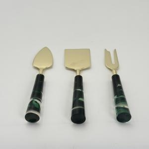 Elegante Juego de Herramientas para Queso con Mangos de Resina Negra y Cuchillas Premium para Cortar, Rebanar y una Presentación con Estilo en la Mesa - Product Image 4