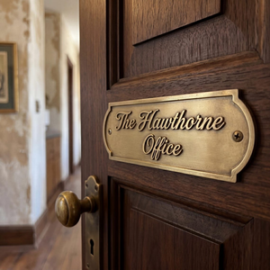 Plaque de porte personnalisée en laiton gravée sur mesure, faite à la main, pour la maison, le bureau, la chambre d'hôtel, l'entrée d'entreprise, ou comme panneau mural. - Product Image 2