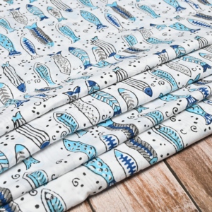 Tela de Algodón Orgánica Ecológica con Estampado de Pez Azul y Diseño Floral sobre Base Blanca, Estilo Kalamkari, para Ropa de Bebé - Product Image 3