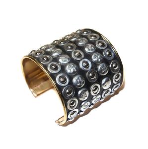 Bracelet manchette large africain en laiton – Bracelet jonc en laiton artisanal décoré d'un dôme clouté, bijou audacieux style punk rock, vente en gros - Product Image 2