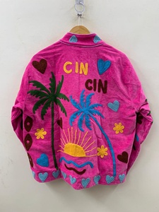 Chaqueta Corta de Terciopelo Rosa Brillante con Bordado de Palmeras, Sol, Luna y Corazón, Chaqueta Festiva Colorida para Mujer - Product Image 3
