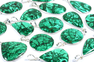 BISMILLAH GEMS Colgante Artesanal de Piedras Preciosas Mixtas Bañado en Plata, con Forma de Lágrima Audaz y Circular, Verde, Estilo Bohemio, con Mensaje de Paz - Product Image 3