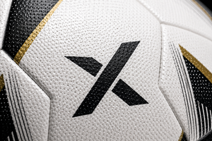 Ballon de football personnalisé X avec contrôle de préhension amélioré |   Blanc Bleu Or |   Logo X |   Fabricant OEM ODM |   Design haut de gamme |   Qualité supérieure - Product Image 4