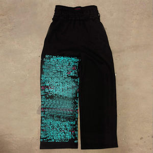 Pantalon de survêtement noir pour hommes, style streetwear, taille élastique, coupe large, avec motif graphique rose sur la jambe gauche - Product Image 3