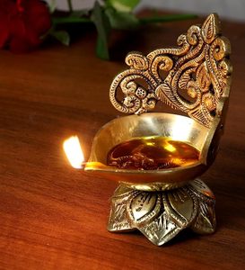 Lampe à huile Diya de luxe en laiton avec base en lotus, décorative, pour Puja, Deepak, décoration de temple domestique, Diwali, artisanat indien traditionnel - Product Image 5