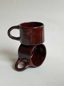 Taza de cerámica hecha a mano con diseño Wabi-Sabi a rayas verde y crema, acabado mate, para uso doméstico. - Product Image 3