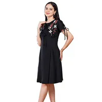 Robe trapèze noire brodée pour femme, robe brodée florale avec lien à nouer, robe évasée brodée d'inspiration vintage noire