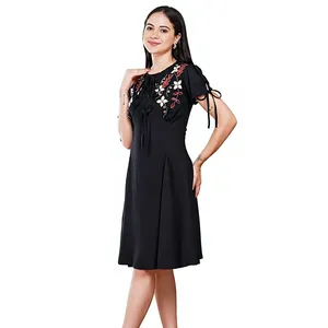 Robe trapèze noire brodée pour femme, robe brodée florale avec lien à nouer, robe évasée brodée d'inspiration vintage noire - Product Image 1