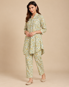 Ensemble deux pièces pour femmes de qualité supérieure, motif floral vert olive, chemise longue boutonnée Kurti, pantalon imprimé décontracté - Product Image 1
