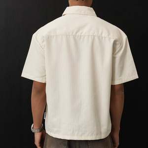 ผู้ผลิตขายส่งเสื้อเชิ้ตแขนสั้นทรงบ็อกซี่ สตรีทแวร์ สไตล์วันพักผ่อน พิมพ์ลายตัวอักษร ผลิตในเวียดนาม รับผลิตแบบ OEM ODM - Product Image 5