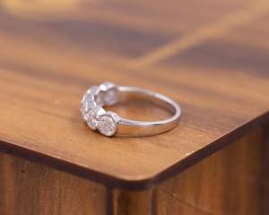 Anillo de media banda con 6 piedras de moissanita de corte redondo para mujer, plata 925 original con engaste de bisel, regalo para joyería nupcial - Product Image 3