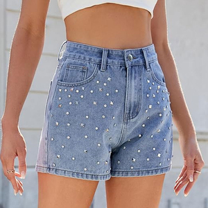 Shorts en jean tendance pour femmes, coupe ample et décontractée, denim bleu délavé, texture usée - Product Image 4