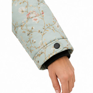 Chaqueta Impermeable para Mujer con Diseño Funcional de Múltiples Bolsillos, Capucha Ajustable y Corte Largo Elegante para el Invierno Moderno - Product Image 4