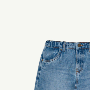 Pantalones de mezclilla premium para niños, estilo Factory Trend, con lavado suave y cierre de botón, servicio OEM, diseño con logotipo. - Product Image 2