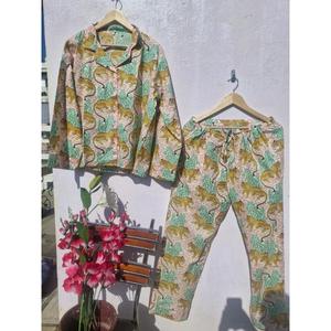 Ensemble pyjama en coton imprimé Safari Wildcat Fusion pour femme, chemise à manches longues et pantalon, ensemble de luxe avec pochette - Product Image 1