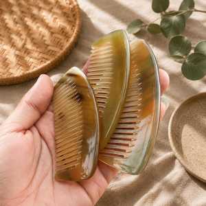 Peigne à cheveux en corne de vache fait main, écologique, antistatique, pour un lissage optimal, à dents larges, forme naturelle, design moderne, cadeau d'affaires, maison - Product Image 1