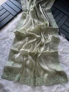 Sari de fiesta de diseño con tela suave y brillante, con hermoso bordado de secuencia en el borde y en todo el sari. - Product Image 2