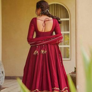 Ensemble Anarkali Palazzo en soie romaine lourde avec dupatta brodée en soie Chanderi et doublure intérieure en micro-coton – Collection de tenues de soirée de créateur - Product Image 3