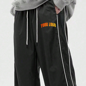 Pantalon de survêtement noir pour homme à prix abordable, taille élastique avec cordon de serrage, logo imprimé par transfert thermique sur la jambe droite, style décontracté avec bande latérale - Product Image 5