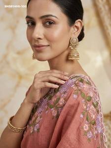 Collection Premium Matka Silk avec broderie multi-fils, motifs Butti dispersés et bordure large à motifs floraux et feuillages - Ensemble Saree pour femme - Product Image 2